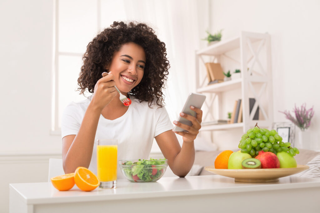 Show healthy eating habits using phone app,